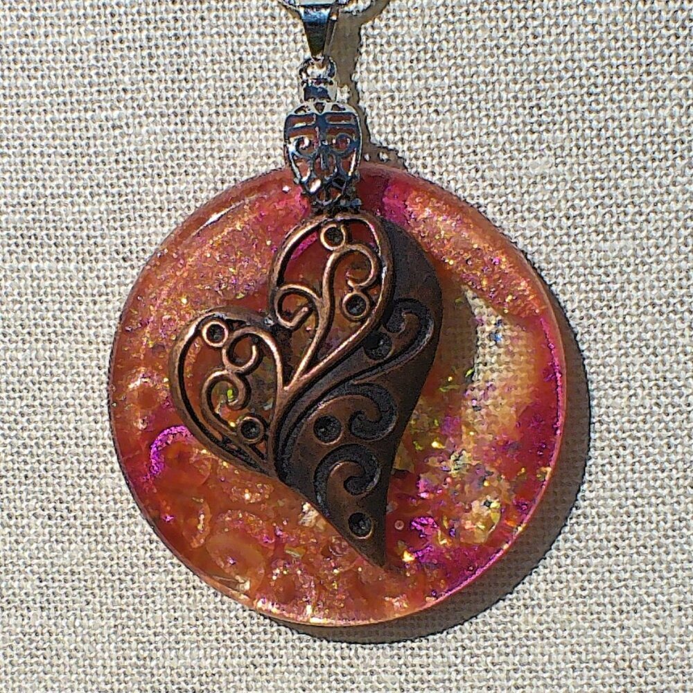 Pendant with chain. Heart on resin base